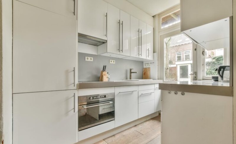 화이트 톤으로 리모델링된 주방 모습