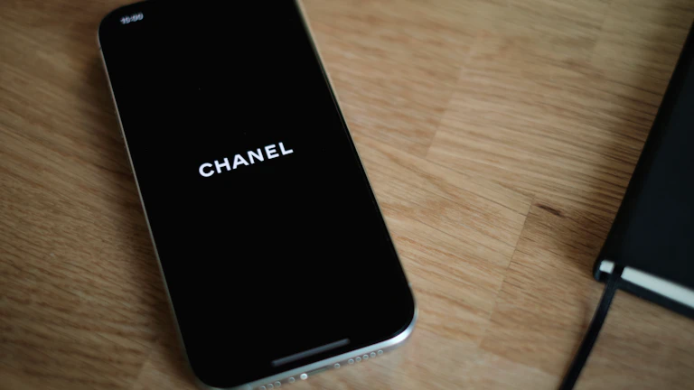 스마트폰으로 간편하게 포인트를 조회하고 환급받는 모습