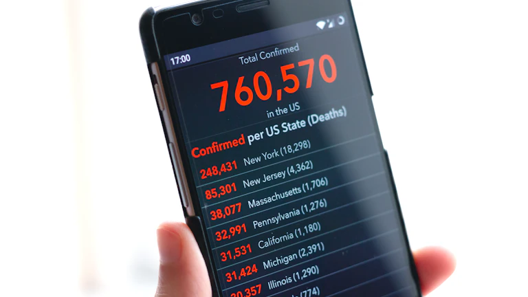 스마트폰으로 금융 앱을 확인하는 모습