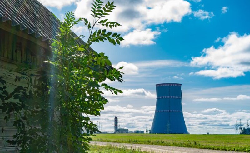 미래형 소형모듈원전이 도시 외곽에 설치되어 깨끗한 에너지를 공급하는 가상 이미지