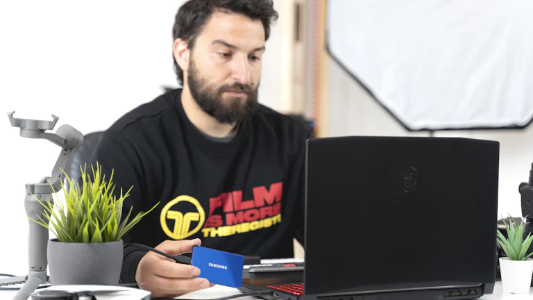 노트북으로 일하고 있는 젊은 창업가