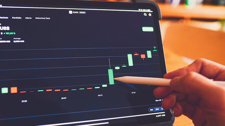 주식 차트를 보며 심각하게 생각하는 사람