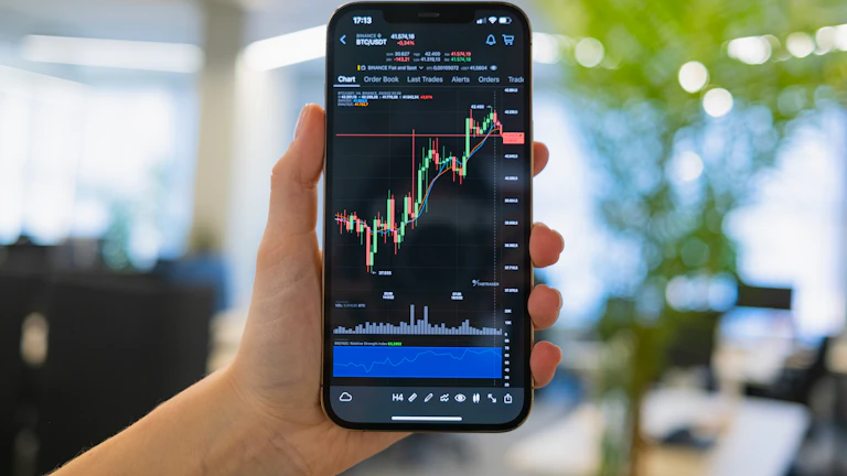 슈퍼 개미, 대량 보유 공시 분석으로 포트폴리오 전략 세우기 26 주식 시장 분석 차트를 보는 투자자