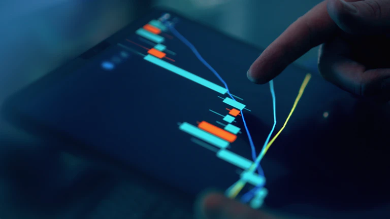 주식 시장 그래프를 분석하는 모습