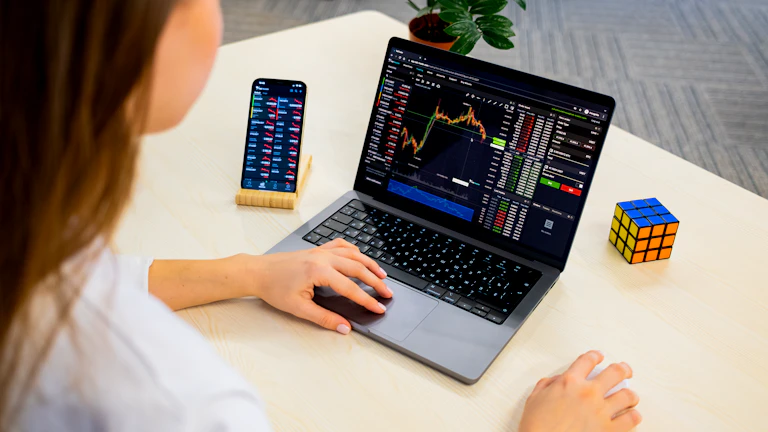 주식 시장 거래 화면과 그래프