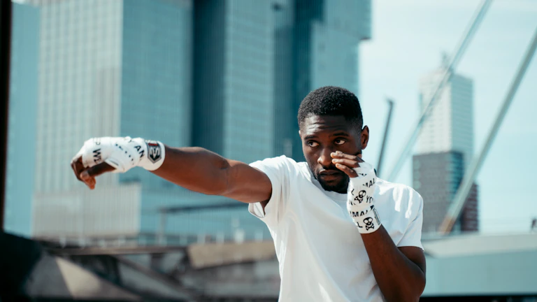 볼린저 밴드 상단 돌파 매매법 2026년 급등주 올라타는 타이밍 잡기 26 chart-with-bollinger-bands - 볼린저 밴드 상단 돌파 및 거래량 증가 패턴을 보여주는 주가 차트