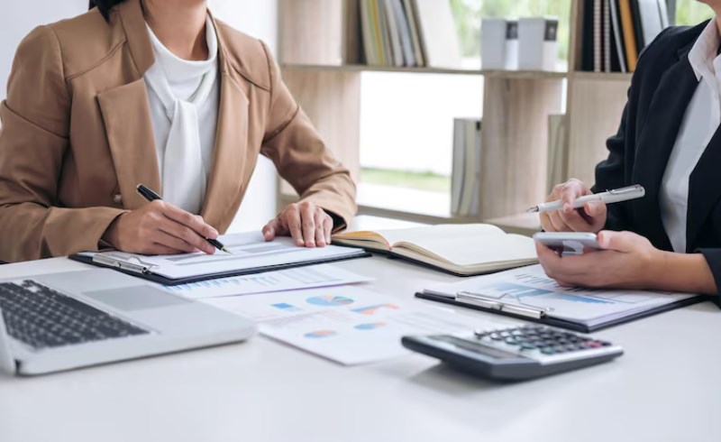 세무사가 고객과 상담하는 모습