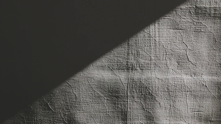 로또 1등 당첨 세금 계산, 33% 떼고 실수령액 얼마? 가족 증여는? 현명한 자산 관리 전략 26 세금 서류를 보고 있는 사람