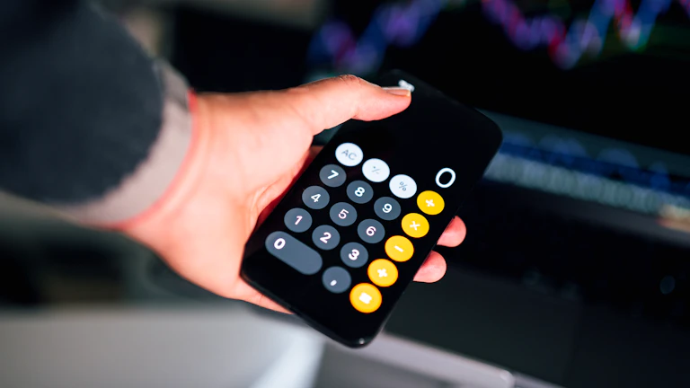 세금 서류를 검토하는 모습