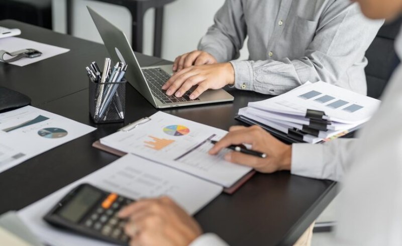 국세청 조사관이 데이터를 분석하는 모습