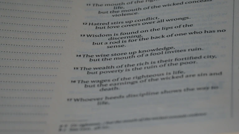 양도소득세 절세 관련 서류를 검토하는 모습