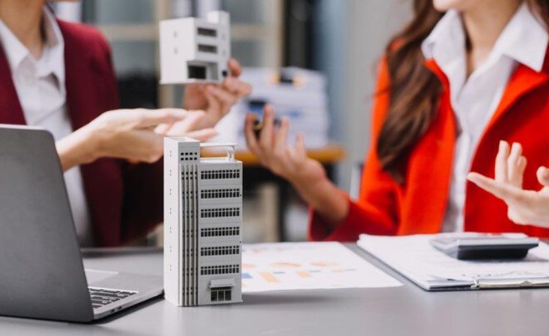 오피스텔 건물에 세금 경고문이 붙어 있는 모습