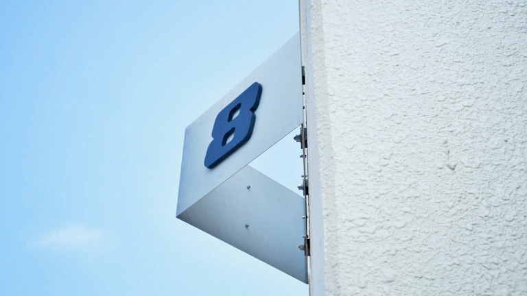 벽에 붙은 온도 조절기