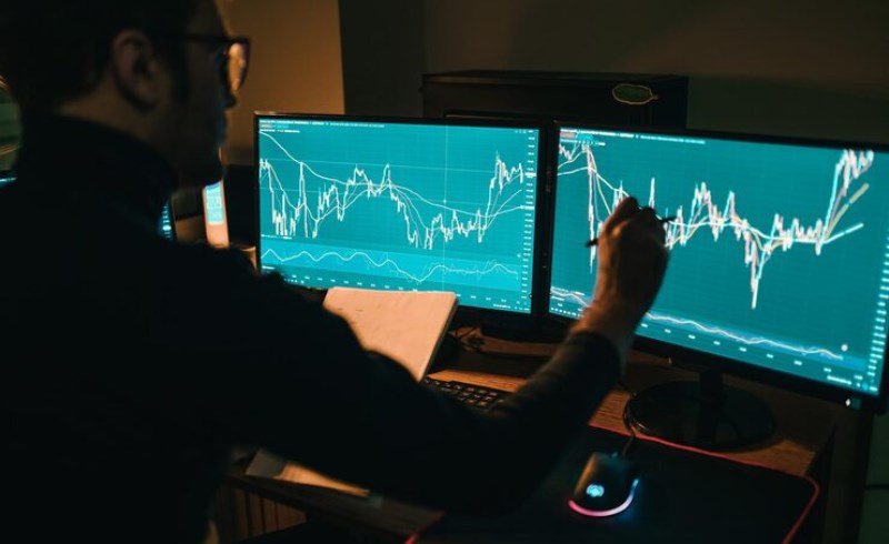 외환 거래 차트와 원자재 가격 지수를 분석하는 모니터