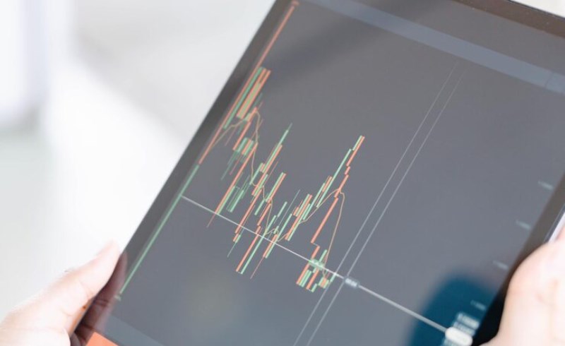 거래 플랫폼에서 실시간 차트를 분석하는 모습