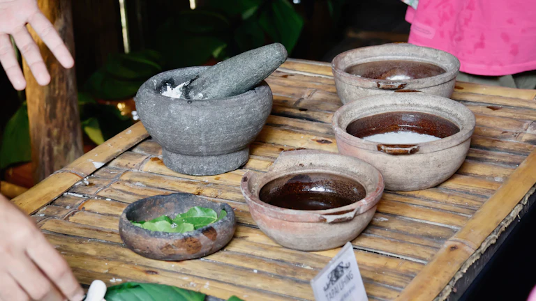 한국 전통 도자기를 만드는 모습