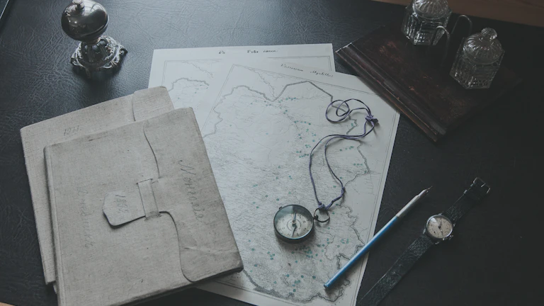 환율 우대 쿠폰, 90% 할인 혜택을 놓치지 않고 챙기는 스마트한 환전 전략 총정리 27 지도와 여권을 보며 여행 계획을 세우는 사람