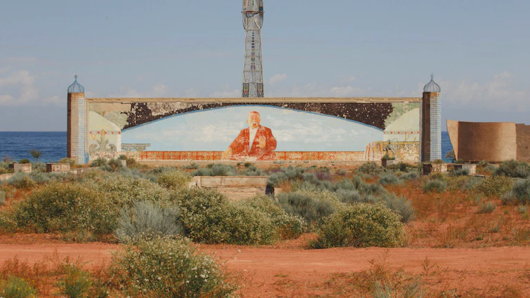 우라늄 광산 채굴 현장과 원자재 가공 시설