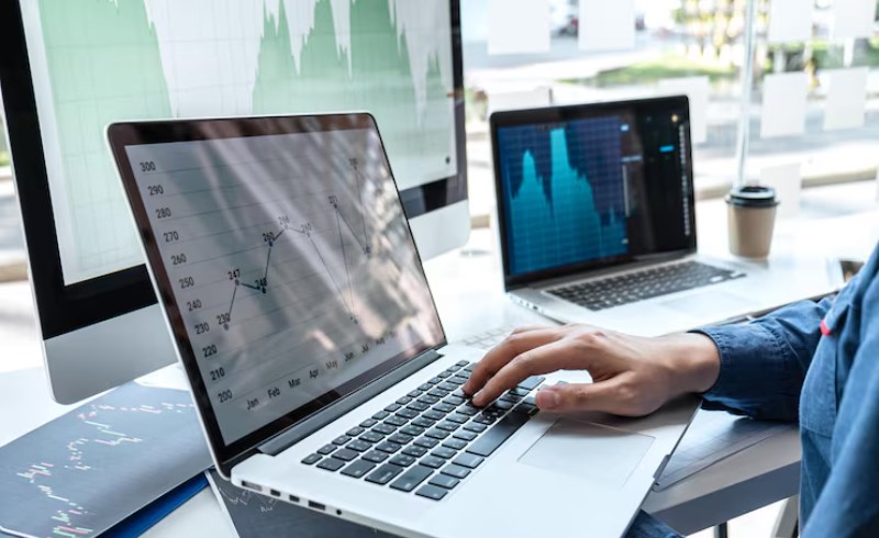 고금리 통화 투자 위험성과 터키 리라 폭락 사태가 주는 실전 교훈 5가지 28 노트북으로 데이터를 분석하는 현명한 투자자의 모습