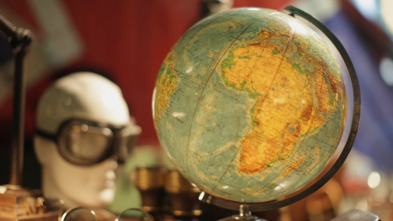 전 세계 주요 통화 심볼이 표시된 세계 지도