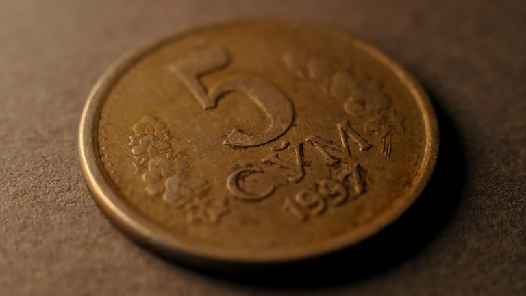 coins-and-calculator - 엔화 동전과 복리 수익률을 계산하는 계산기의 모습