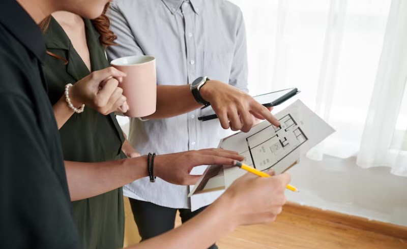 주택 계획을 논의하는 젊은이들