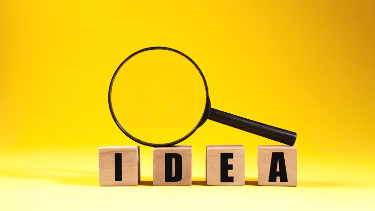 금융 계약서 위에 놓인 돋보기