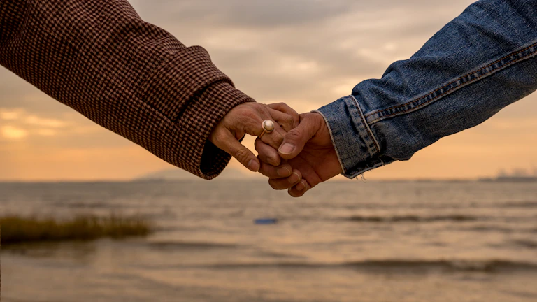 금융 앱이 열린 스마트폰을 들고 있는 사람