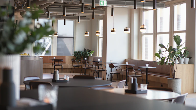 AI 퀀트 투자 시스템이 복잡한 데이터를 분석하는 모습