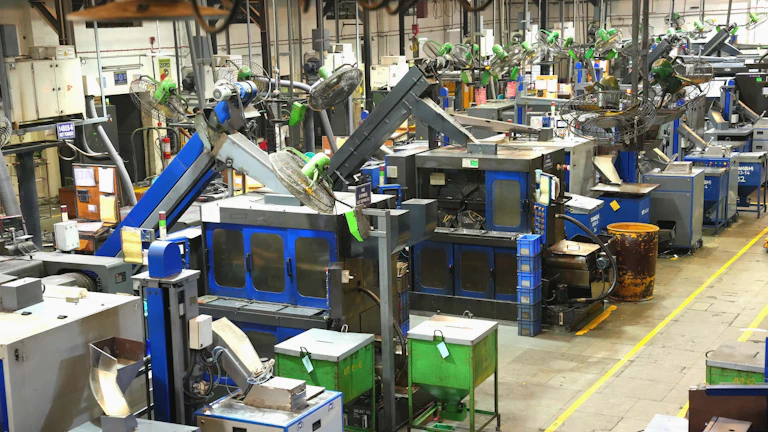 2026년 공급망 재편 수혜주 투자 전략 27 자동화된 창고에서 로봇들이 움직이는 모습