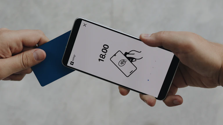 스마트폰 뱅킹 앱을 통해 ISA 자금 이체를 진행하는 과정