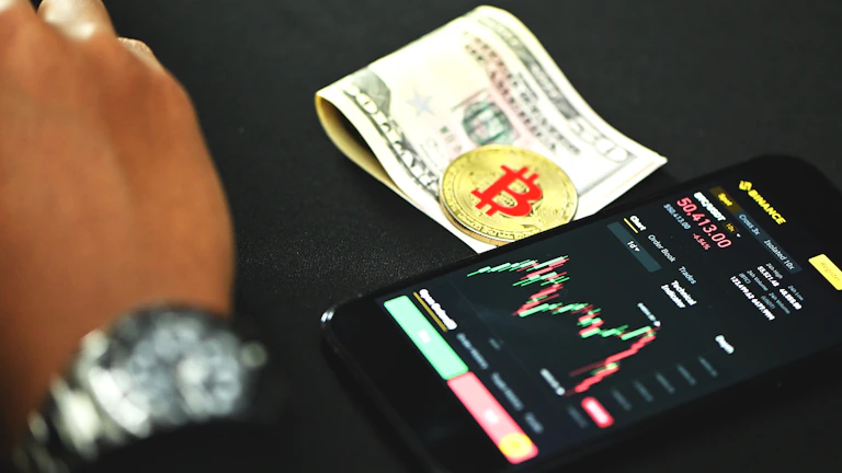 스마트폰으로 신용점수를 확인하는 모습