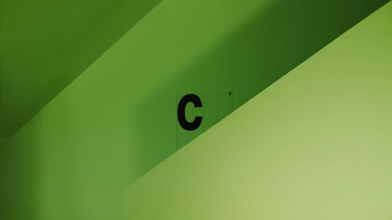 디지털 화면에 표시된 탄소배출권 거래 그래프와 지구 형상