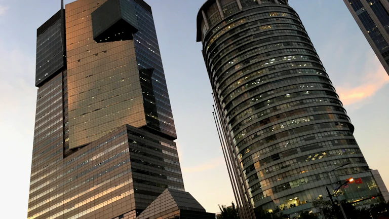 여러 중앙은행 관계자들이 모여 회의하는 모습