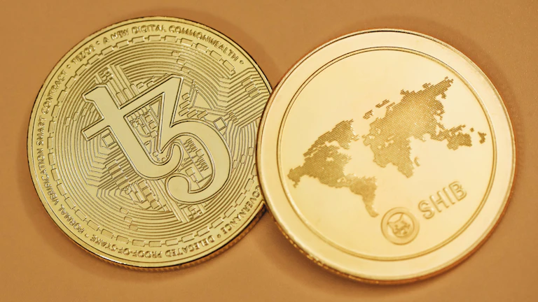 인도 루피화와 달러, 원화의 환전 및 투자 수익을 상징하는 이미지