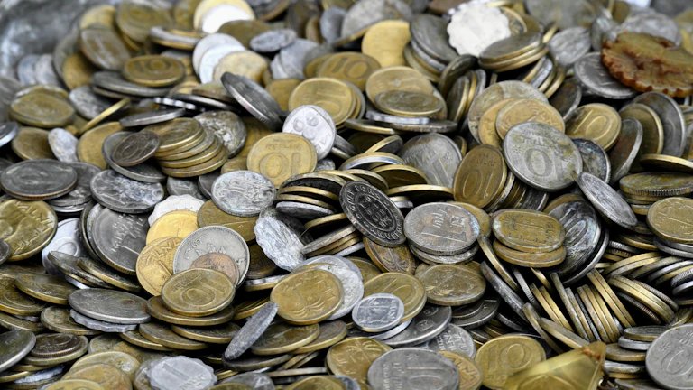 고환율 시대에 환율 그래프를 분석하는 투자자의 모습