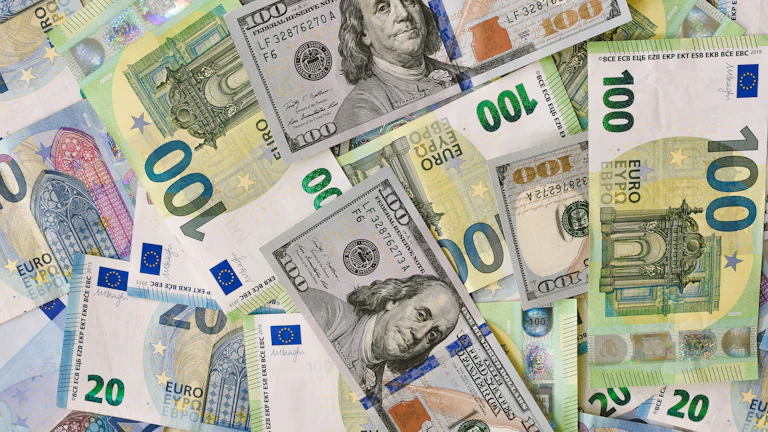 여러 국가의 화폐가 교환되는 모습