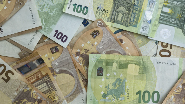 알약분쇄기 2026년 환율 급등 대비, 달러 통화 스왑으로 환차손 방어 전략 27 두 국가 중앙은행 관계자가 통화 스왑 계약서에 서명하는 모습