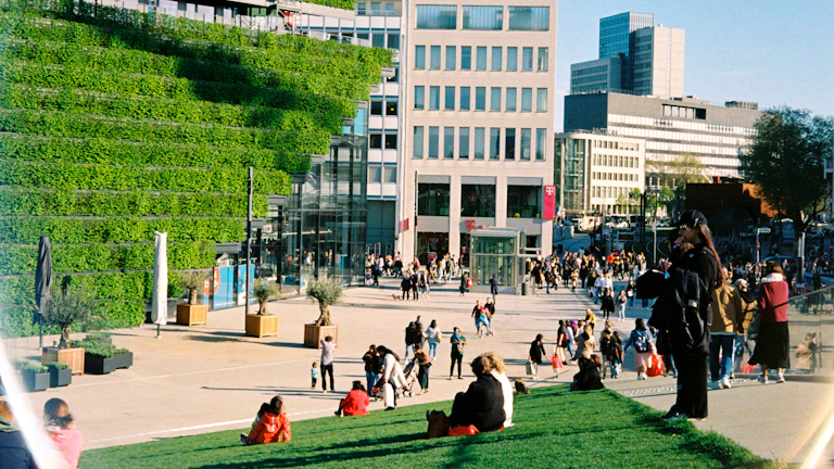 태양광 패널, 풍력 터빈, 전기차 충전소 등 다양한 친환경 프로젝트 이미지