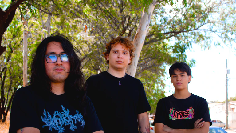 다양한 사람들이 투자 정보를 논의하는 모습