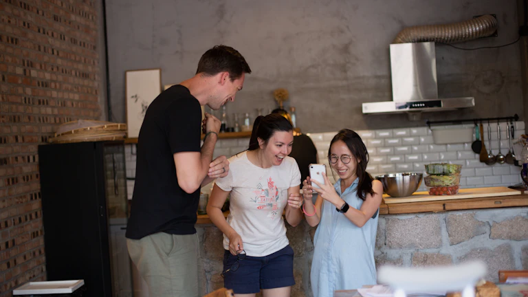 다양한 젊은 전문가들이 노트북으로 작업하는 모습