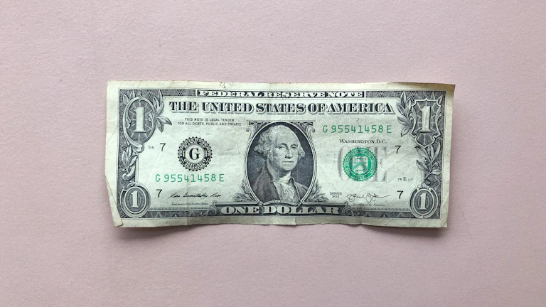 배당금 계산기와 달러 화폐를 이용한 자산 관리 이미지