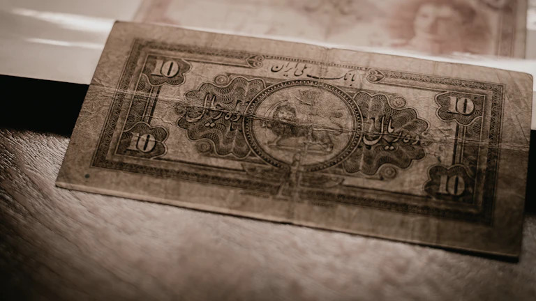 상승하는 달러 가치와 금융 그래프