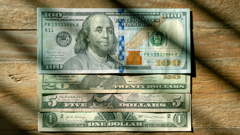 2026년 여유 자금, 달러 RP로 똑똑하게 굴리는 비결 25 달러 지폐와 금융 그래프