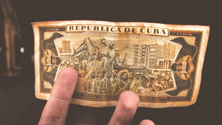 달러 지폐와 금괴가 함께 놓여 있는 모습