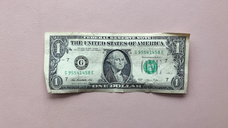 2026년 세금 폭탄 피하는 환전 수수료 90% 우대 활용법 25 계산기를 든 달러 지폐 이미지