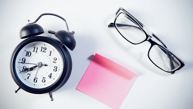 PEF 투자 대상 기업의 재무제표를 꼼꼼히 검토하는 모습