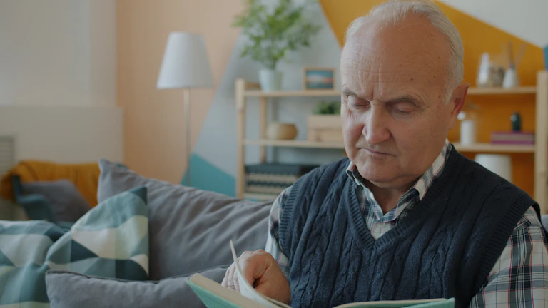 가족과 함께 서류에 서명하는 노인 남성