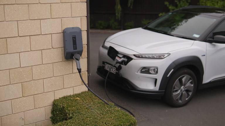 전기차 충전소에 줄지어 충전하는 차량들