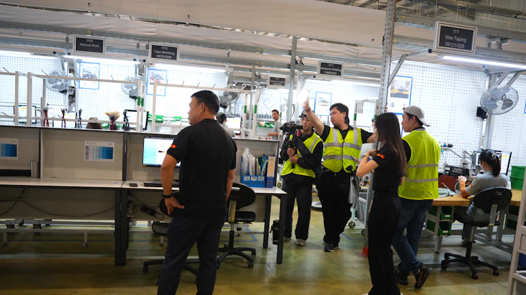 자동화된 생산 라인에서 제품을 생산하는 공장